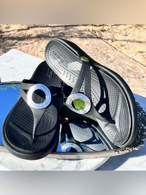 Crocs Sanrah Slide / Thong / Wedge Sandal, 8, Silver Ring Accent, Black